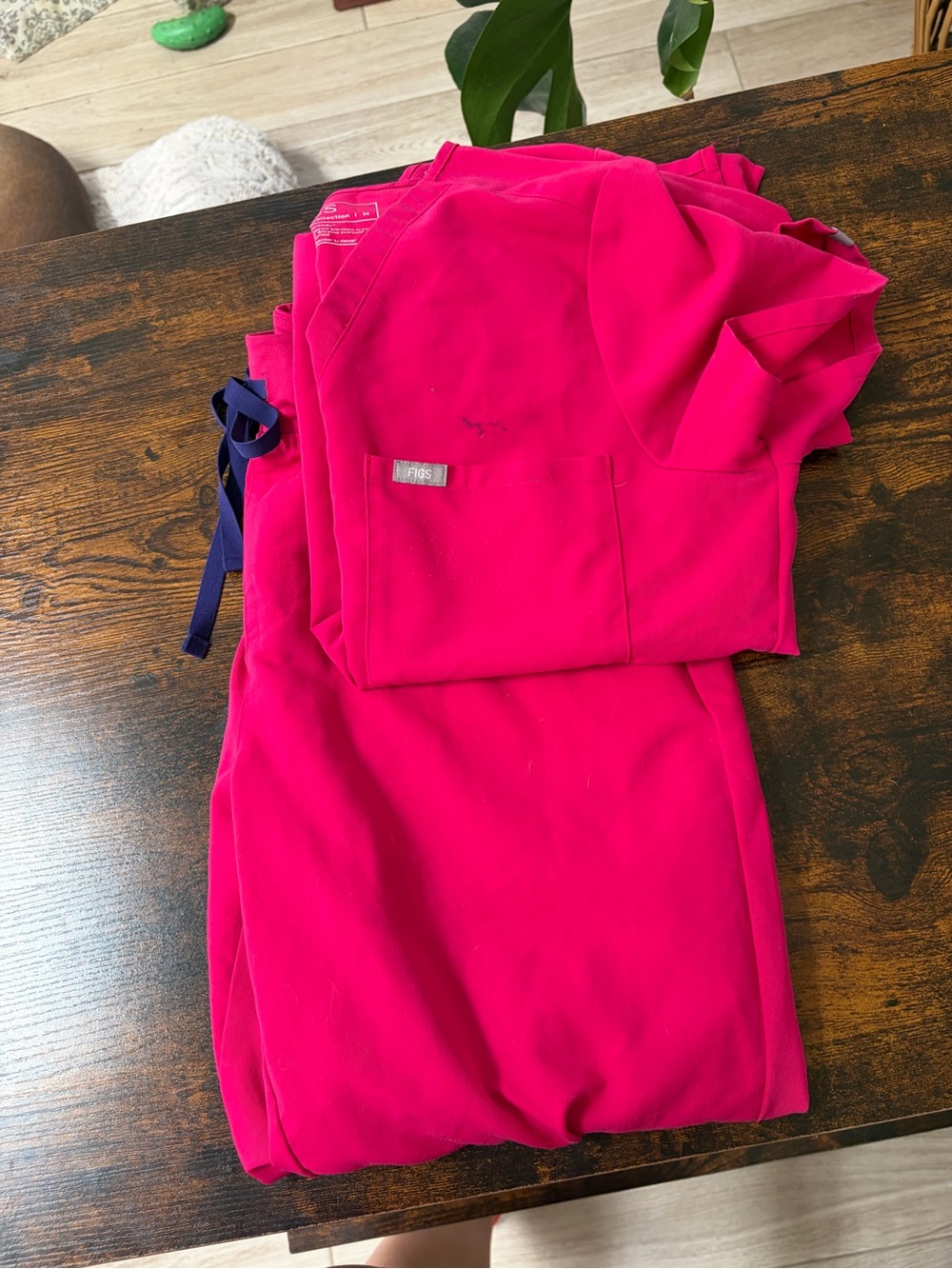 Figs medium Women's Scrub Set in Hot Pink